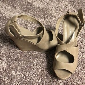 Chinese laundry wedges size 7